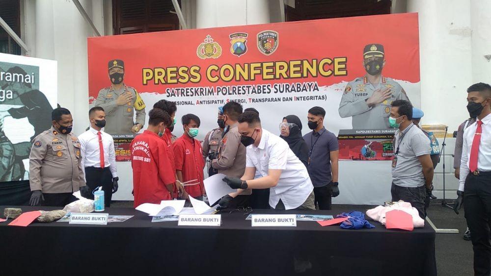 Polrestabes Surabaya saat konferensi pers pengeroyokan perguruan silat, Rabu (29/6/2022). (IDN Times/Khusnul Hasana).
