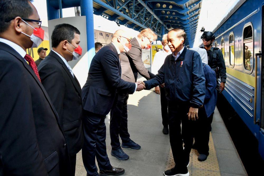 Tiba di Ukraina, Jokowi Langsung Kunjungi Puing Apartemen yang Hancur