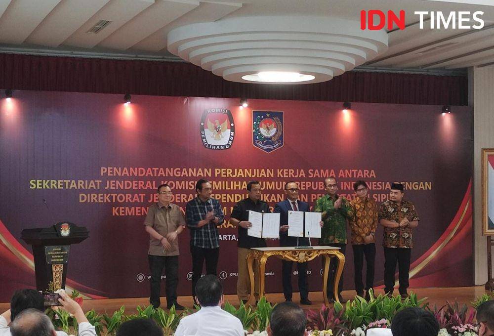 Penandatanganan perjanjian kerja sama antara KPU RI dengan Dukcapil Kemendagri serta penyerahan hak akses NIK (IDN Times/Yosafat Diva)