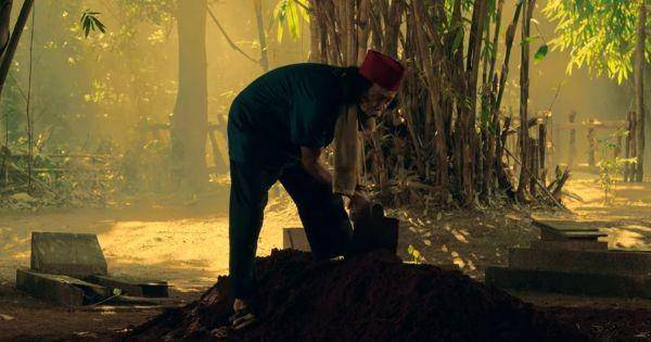 Bang Husen sedang menggali kubur ( Dok. Dee Company / Mumun )