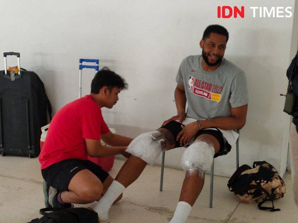 Lutut Marques Bolden dikompres usai latihan, Kamis (30/6/2022). (IDN Times/Tino)