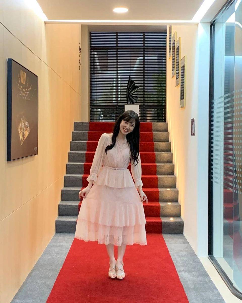 OOTD girly untuk nongkrong dan ngantor ala Park Eun Bin (instagram.com/eunbining0904)