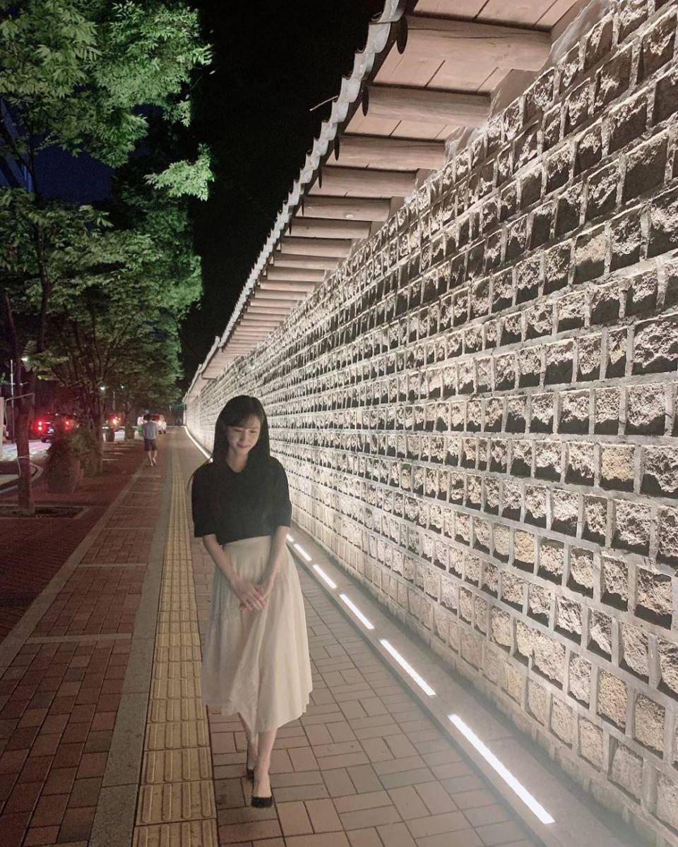 OOTD girly untuk nongkrong dan ngantor ala Park Eun Bin (instagram.com/eunbining0904)