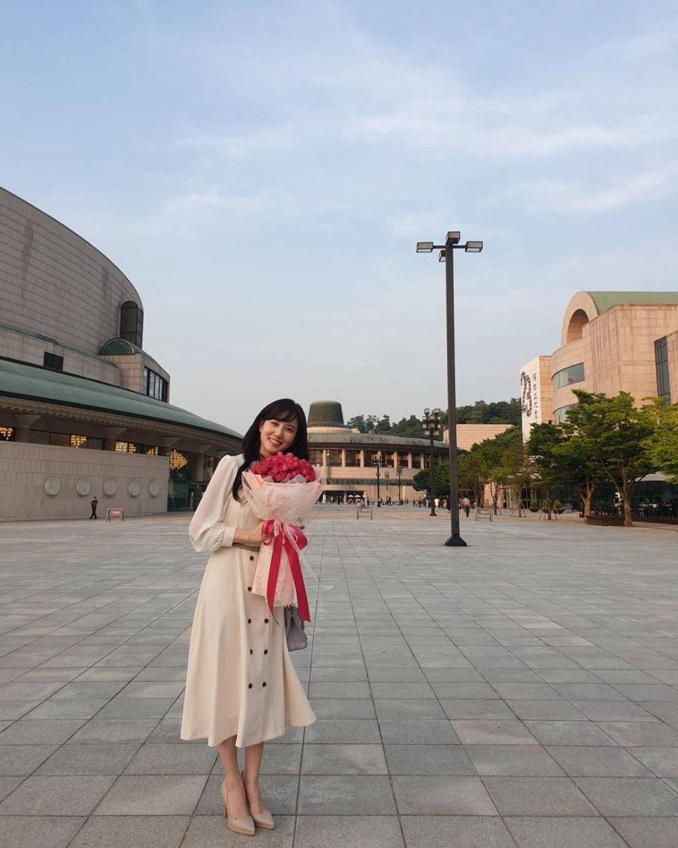OOTD girly untuk nongkrong dan ngantor ala Park Eun Bin (instagram.com/eunbining0904)