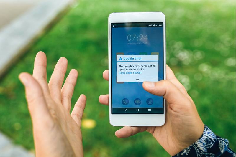 Aplikasi OVO belum diperbaharui sebagai penyebab OVO tidak bisa transfer (canva.com)