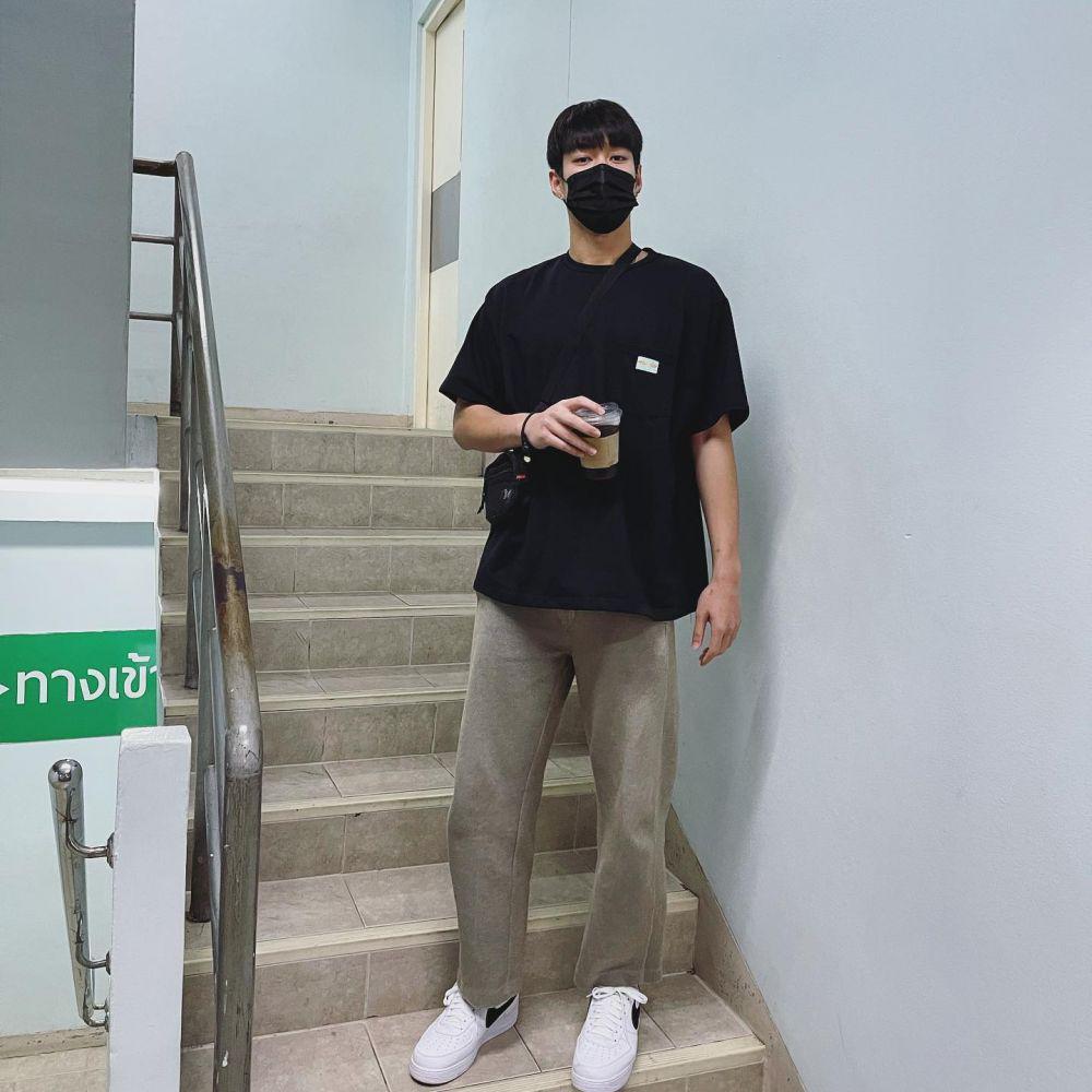 padu padan outfit bernuansa hitam ala Krating Khunnarong (instagram.com/kratingg)