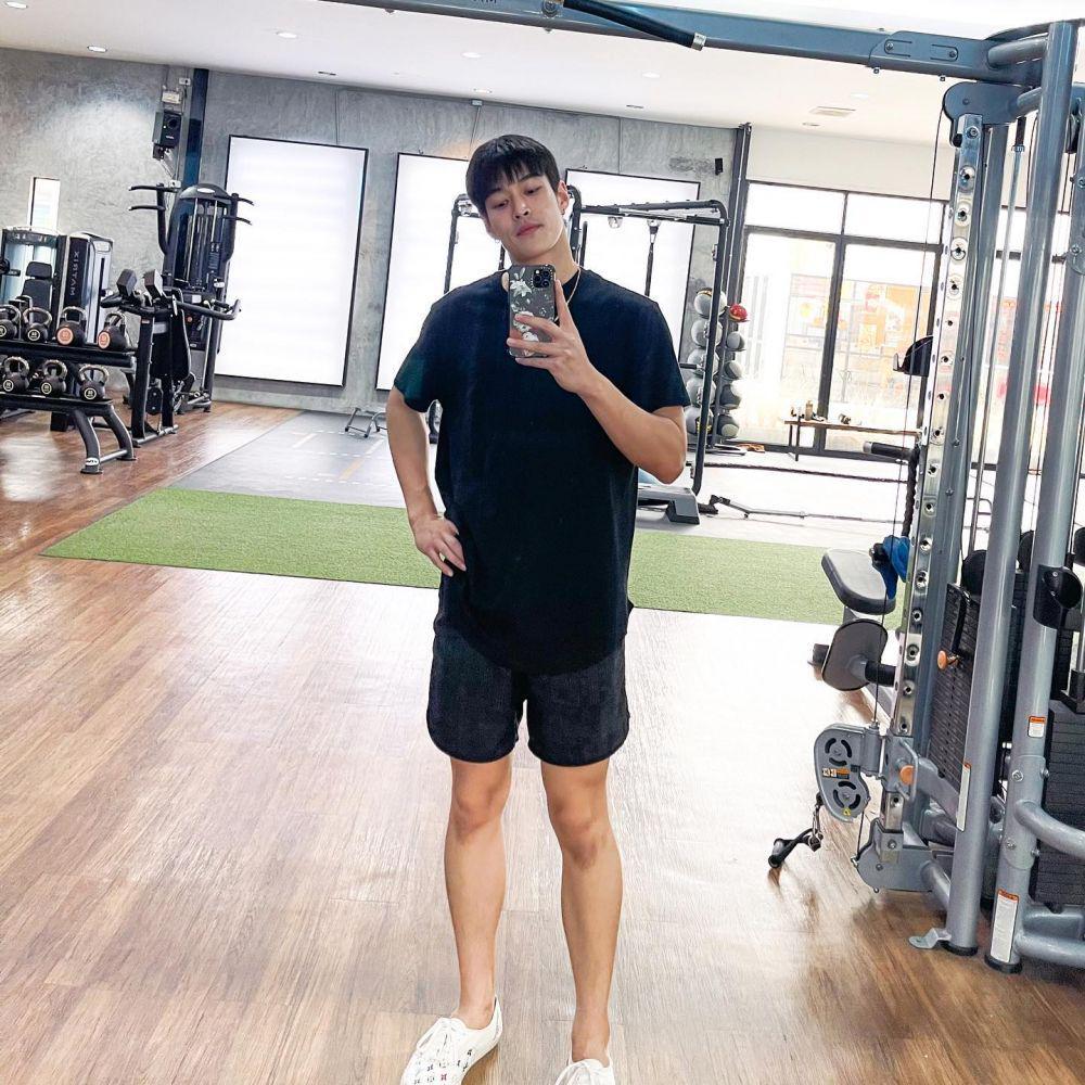 padu padan outfit bernuansa hitam ala Krating Khunnarong (instagram.com/kratingg)