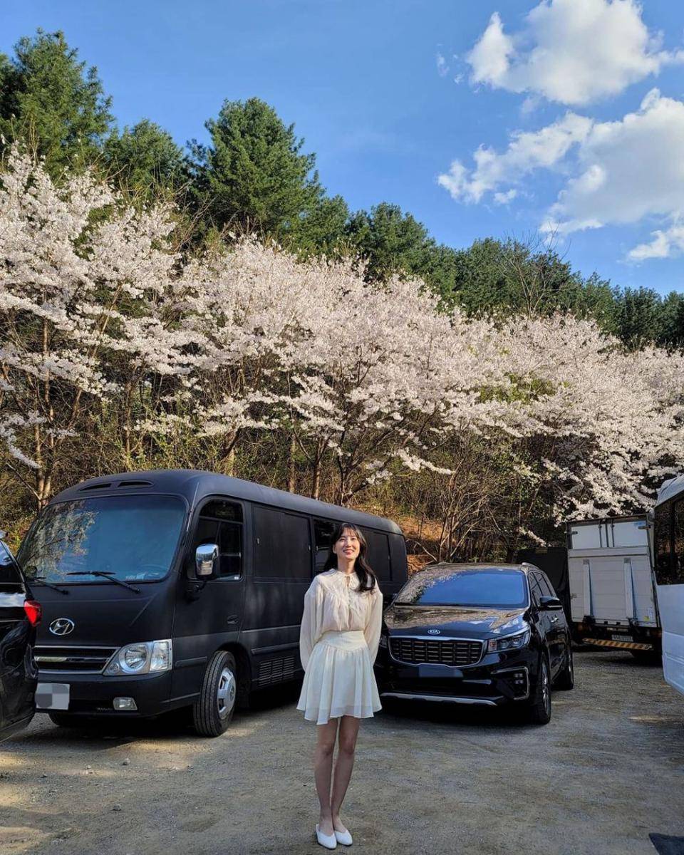 OOTD girly untuk nongkrong dan ngantor ala Park Eun Bin (instagram.com/eunbining0904)