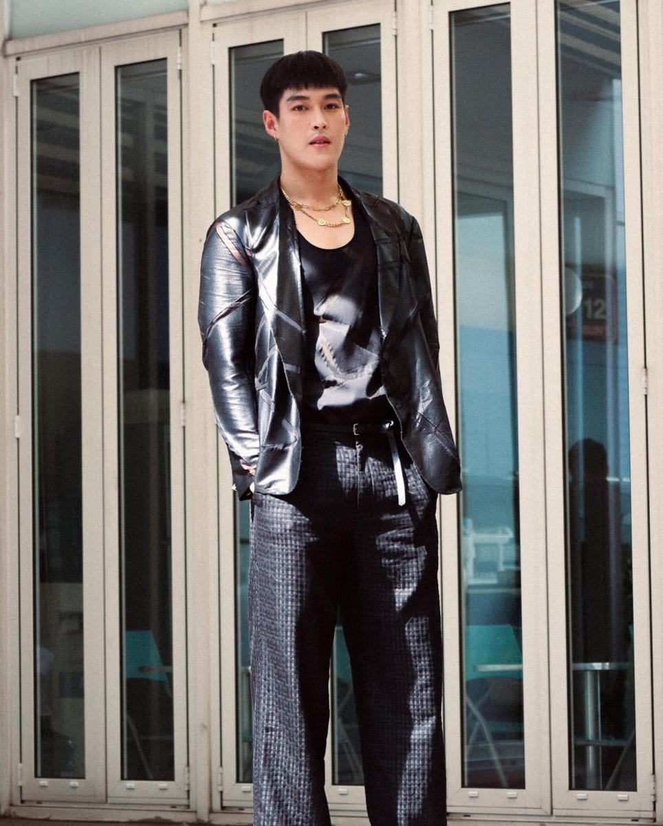 padu padan outfit bernuansa hitam ala Krating Khunnarong (instagram.com/kratingg)
