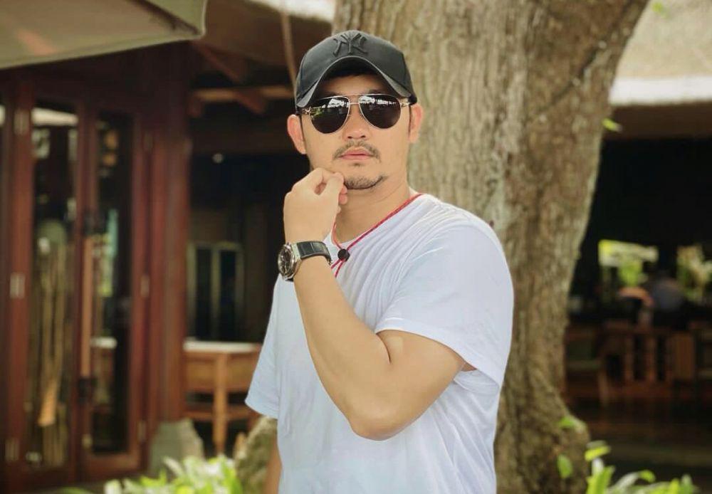 Bak Model, 9 Potret Keren Angga Wijaya Pakai Kacamata Hitam!