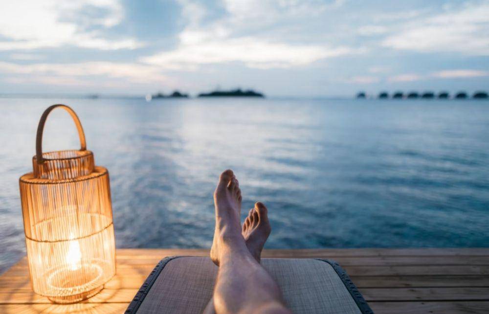 ilustrasi pria yang sedang bersantai (unsplash.com/S Migaj)