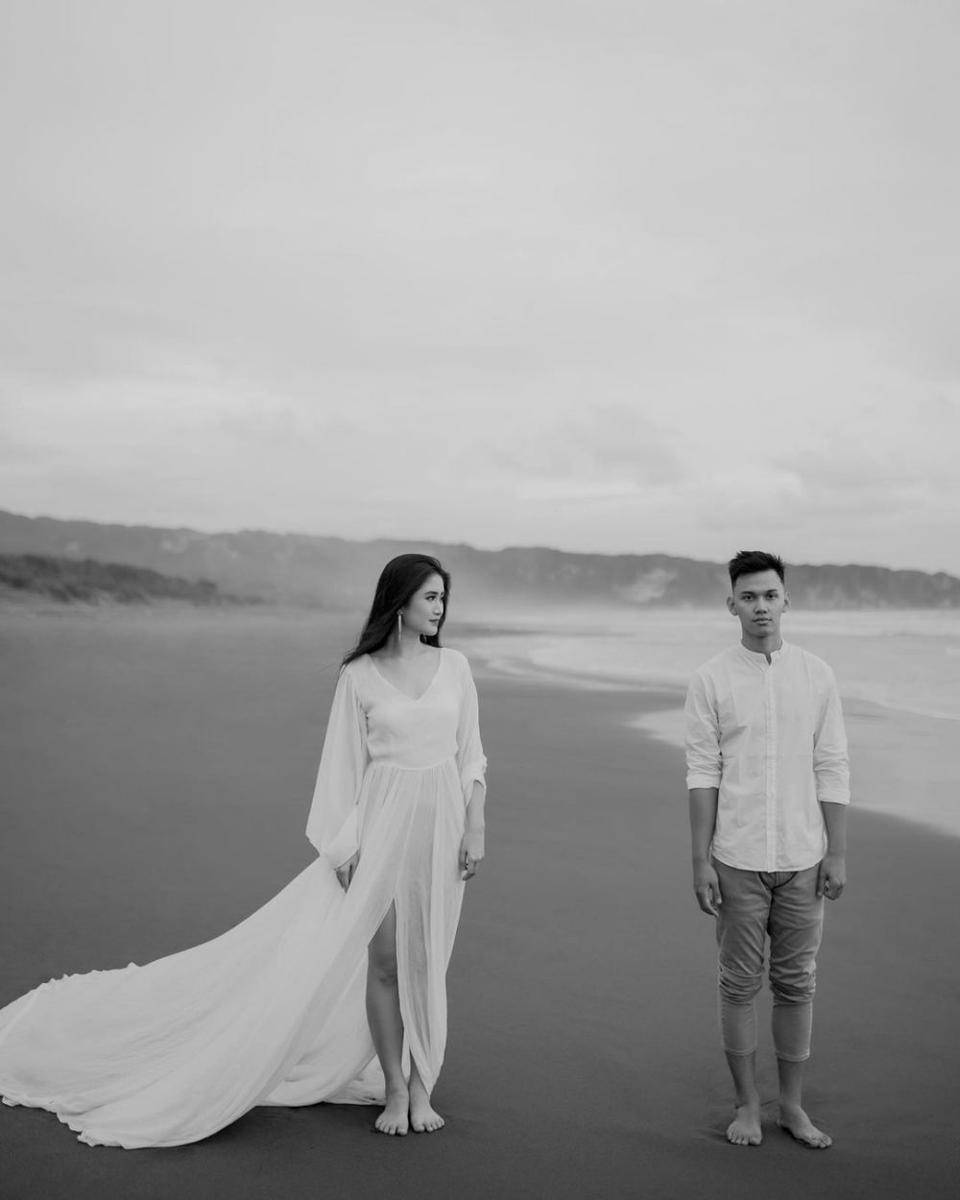 ide prewedding di pantai (instagram.com/preweddingstyle)