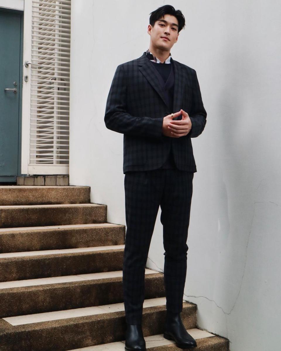 padu padan outfit bernuansa hitam ala Krating Khunnarong (instagram.com/kratingg)