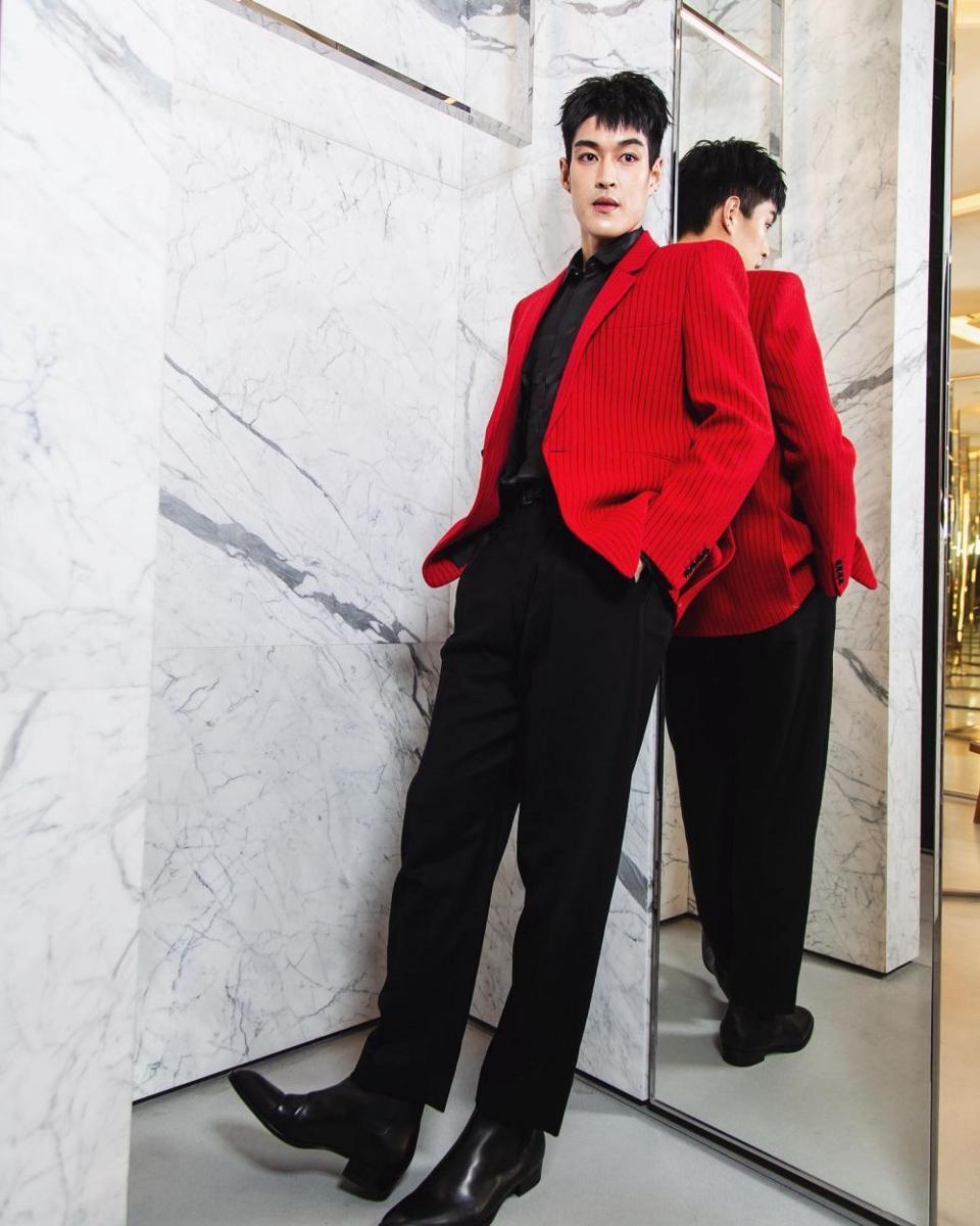 padu padan outfit bernuansa hitam ala Krating Khunnarong (instagram.com/kratingg)