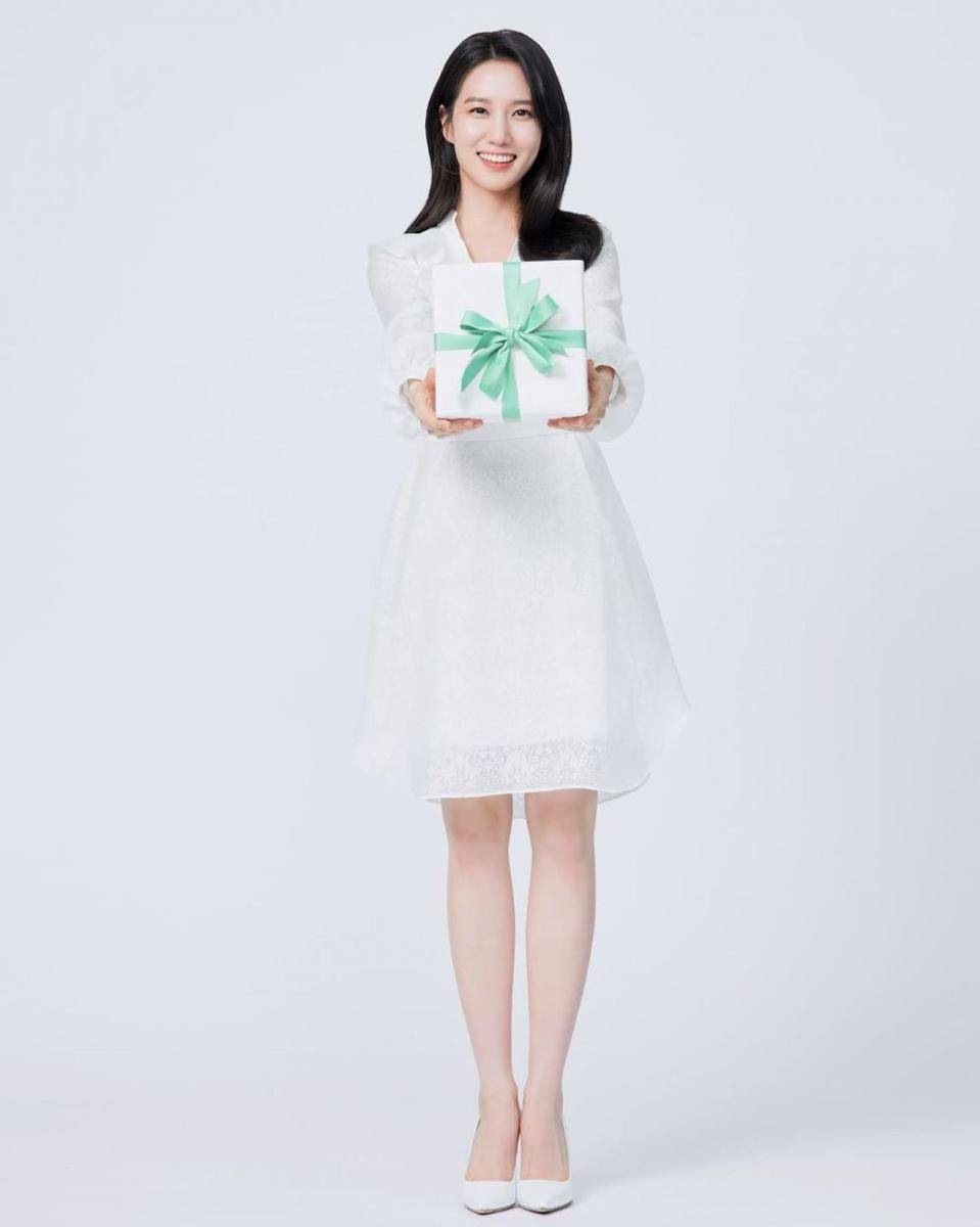 OOTD girly untuk nongkrong dan ngantor ala Park Eun Bin (instagram.com/eunbining0904)