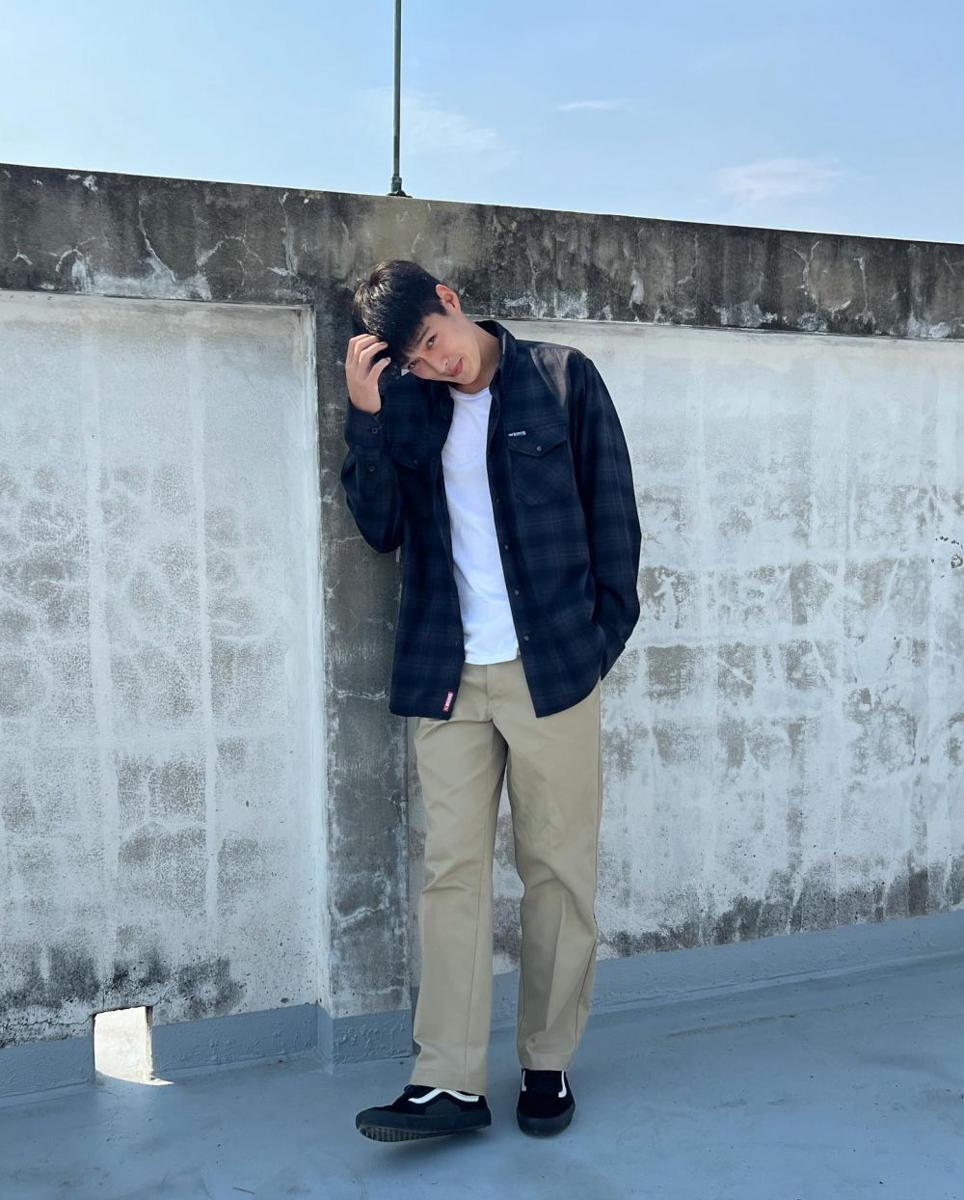 padu padan outfit bernuansa hitam ala Krating Khunnarong (instagram.com/kratingg)