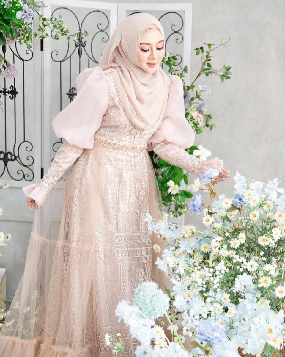 dress kondangan hijab glamor (instagram.com/ekaasyiqa)