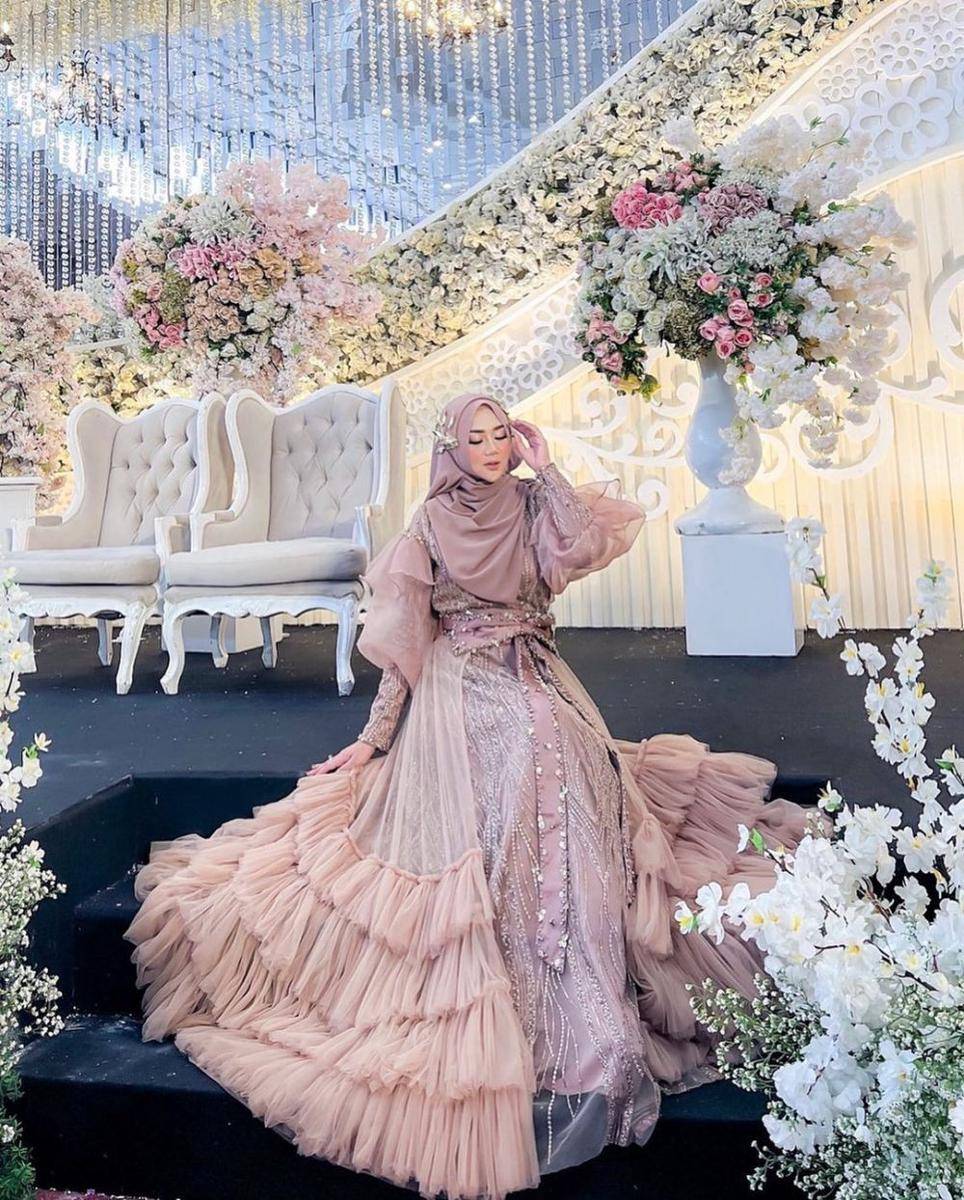 dress kondangan hijab glamor (instagram.com/ekaasyiqa)
