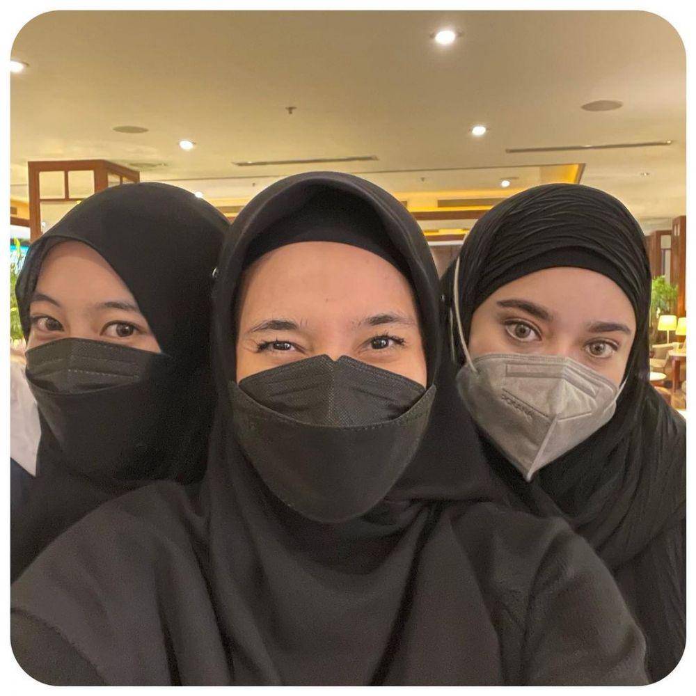 Dhini Aminarti dan rekan artis(instagram.com/dhiniaminarti)