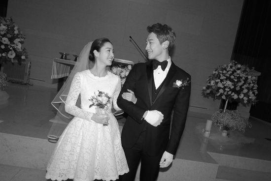 potret pernikahan Kim Tae Hee dan Rain Bi (ksilbo.co.kr)