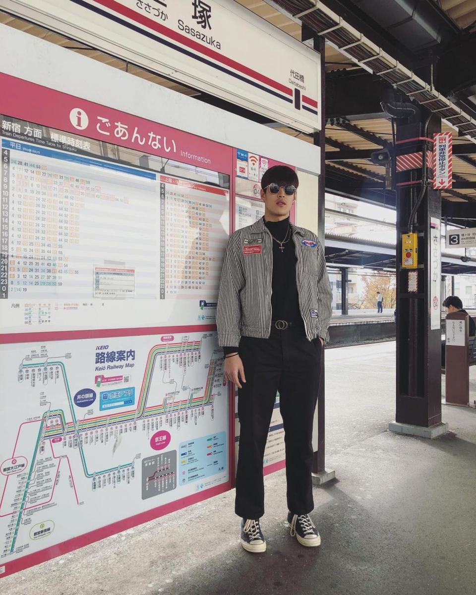 padu padan outfit bernuansa hitam ala Krating Khunnarong (instagram.com/kratingg)