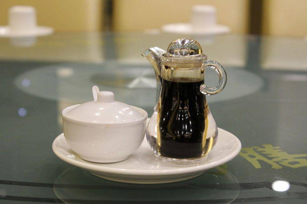 ilustrasi botol kecap di atas meja makan (pixabay.com/Public Domain Pictures)