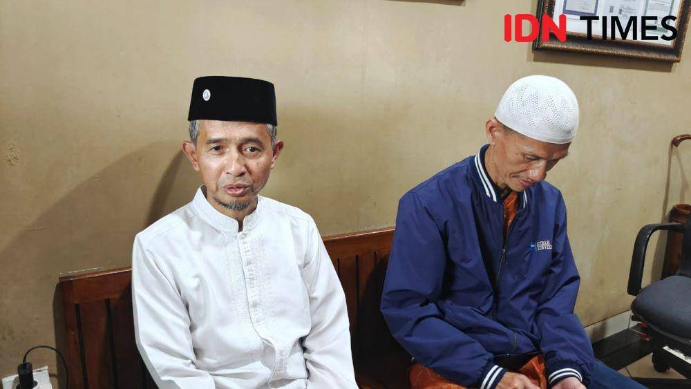 Pengasuh Yayasan Pondok Pesantren Yatim Piatu, Ahmad Ridyadh Muchtar (kiri) saat ditemui di yayasannya, Kota Depok. (IDNTimes/Dicky)