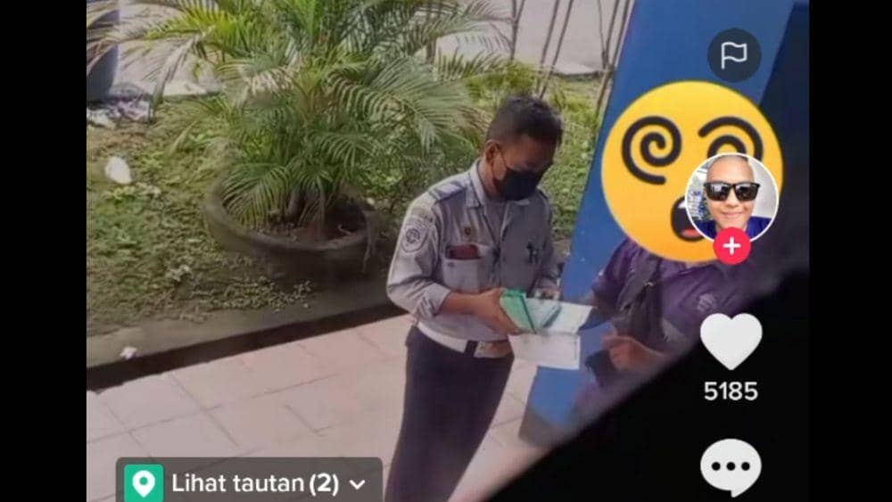 Oknum petugas Terminal Tirtonadi viral karna lakukan pungli. (Istimewa)