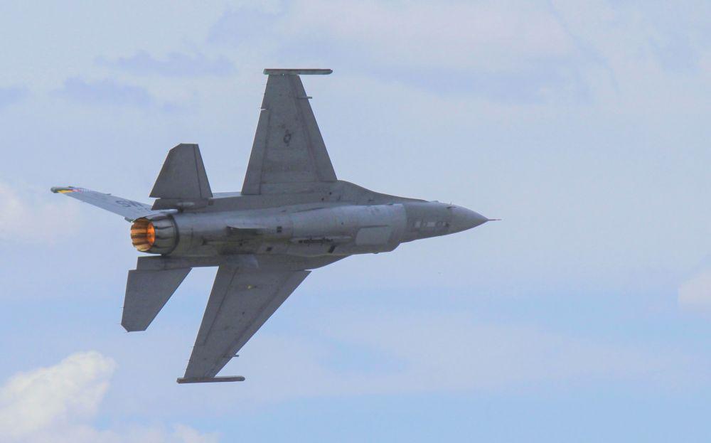 Potret pesawat jet tempur F-16 (unsplash.com/Chandler Cruttenden)