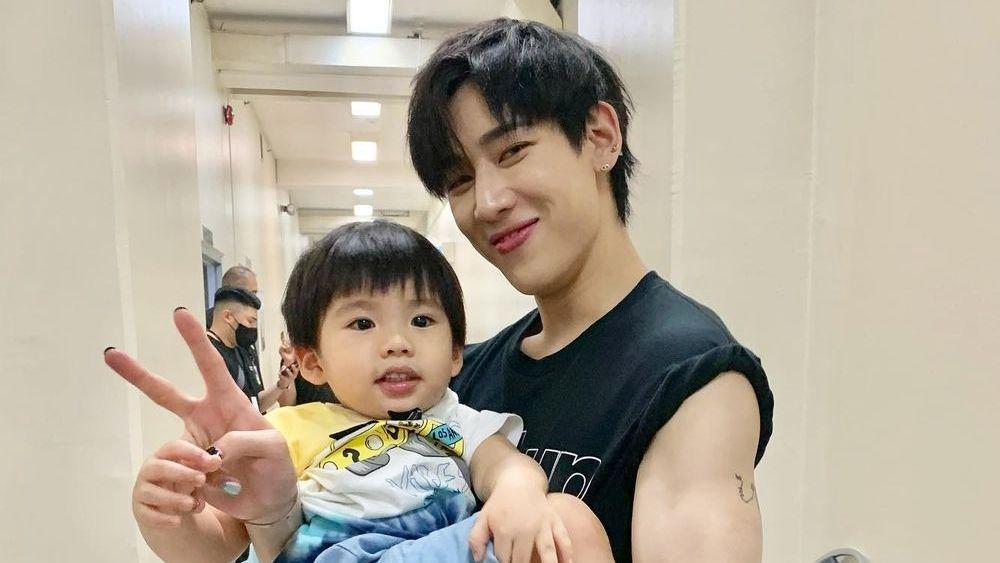 Jadi Paman Idaman, 10 Potret Kedekatan BamBam GOT7 dan Keponakan