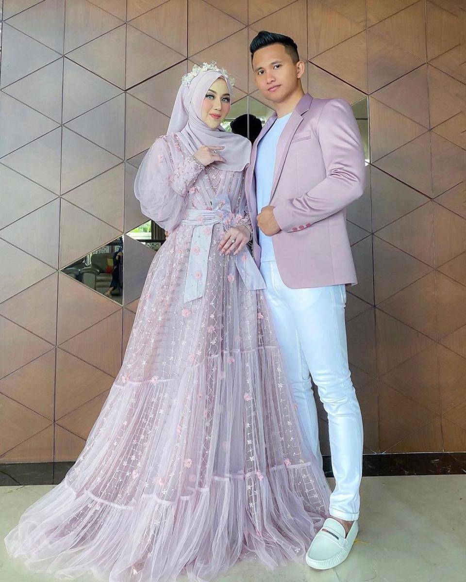 dress kondangan hijab glamor (instagram.com/ekaasyiqa)