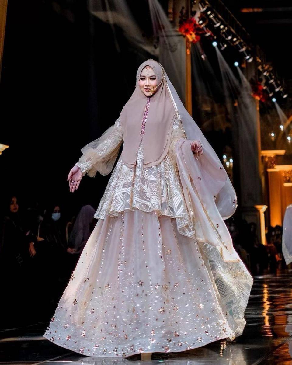 dress kondangan hijab glamor (instagram.com/ekaasyiqa)