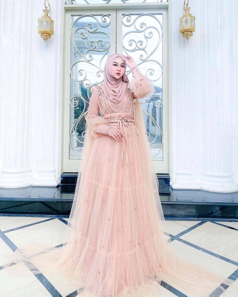 dress kondangan hijab glamor (instagram.com/ekaasyiqa)