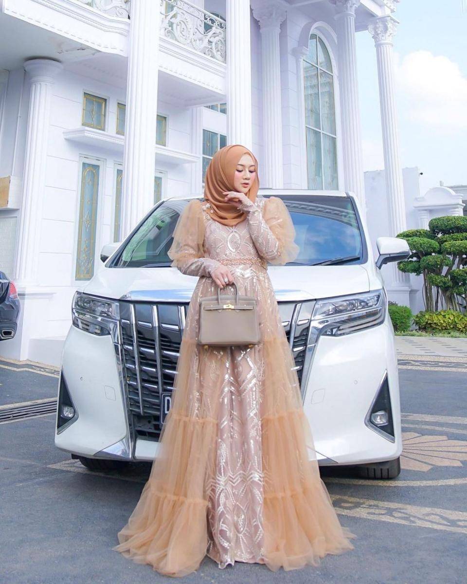 dress kondangan hijab glamor (instagram.com/ekaasyiqa)