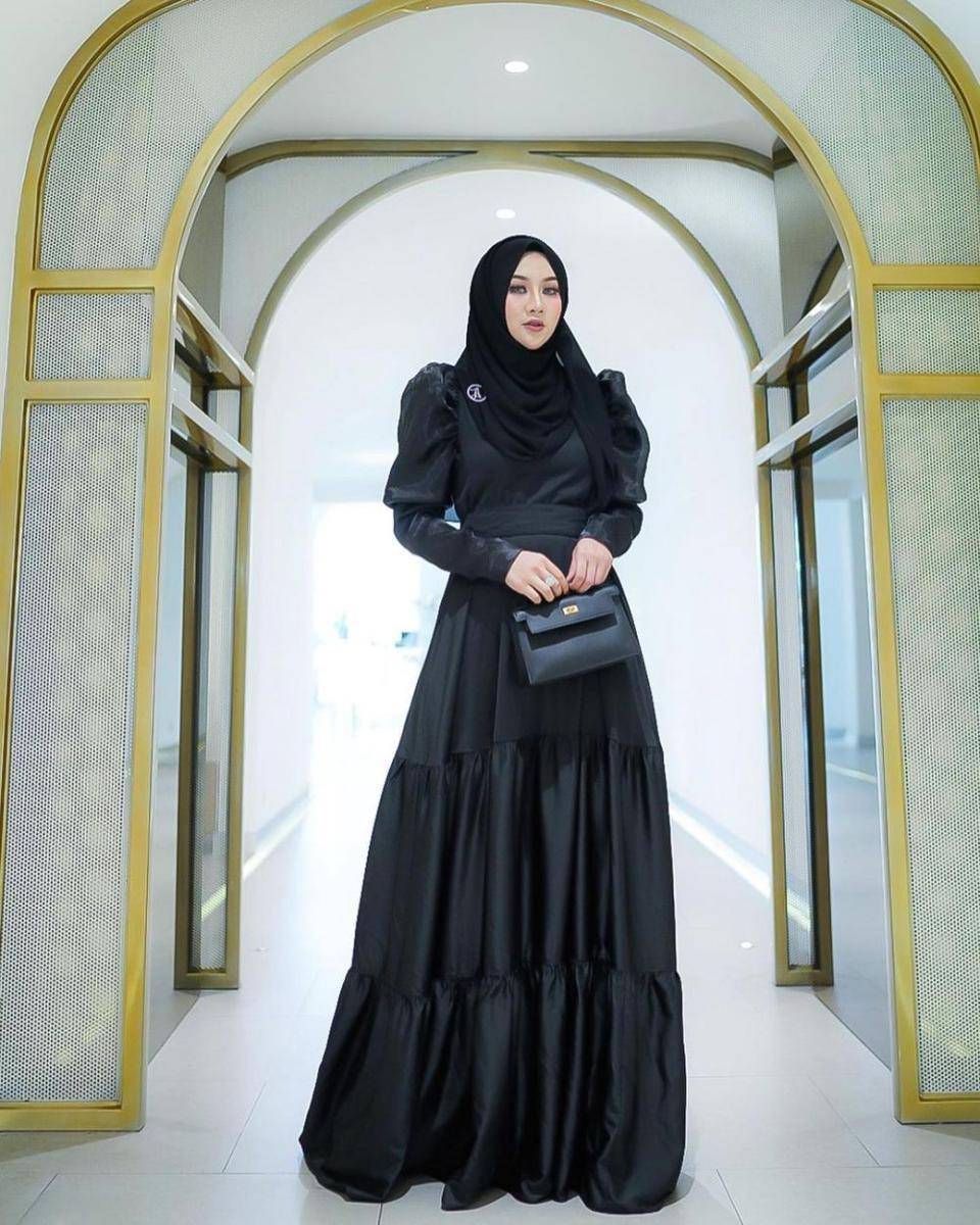 dress kondangan hijab glamor (instagram.com/ekaasyiqa)
