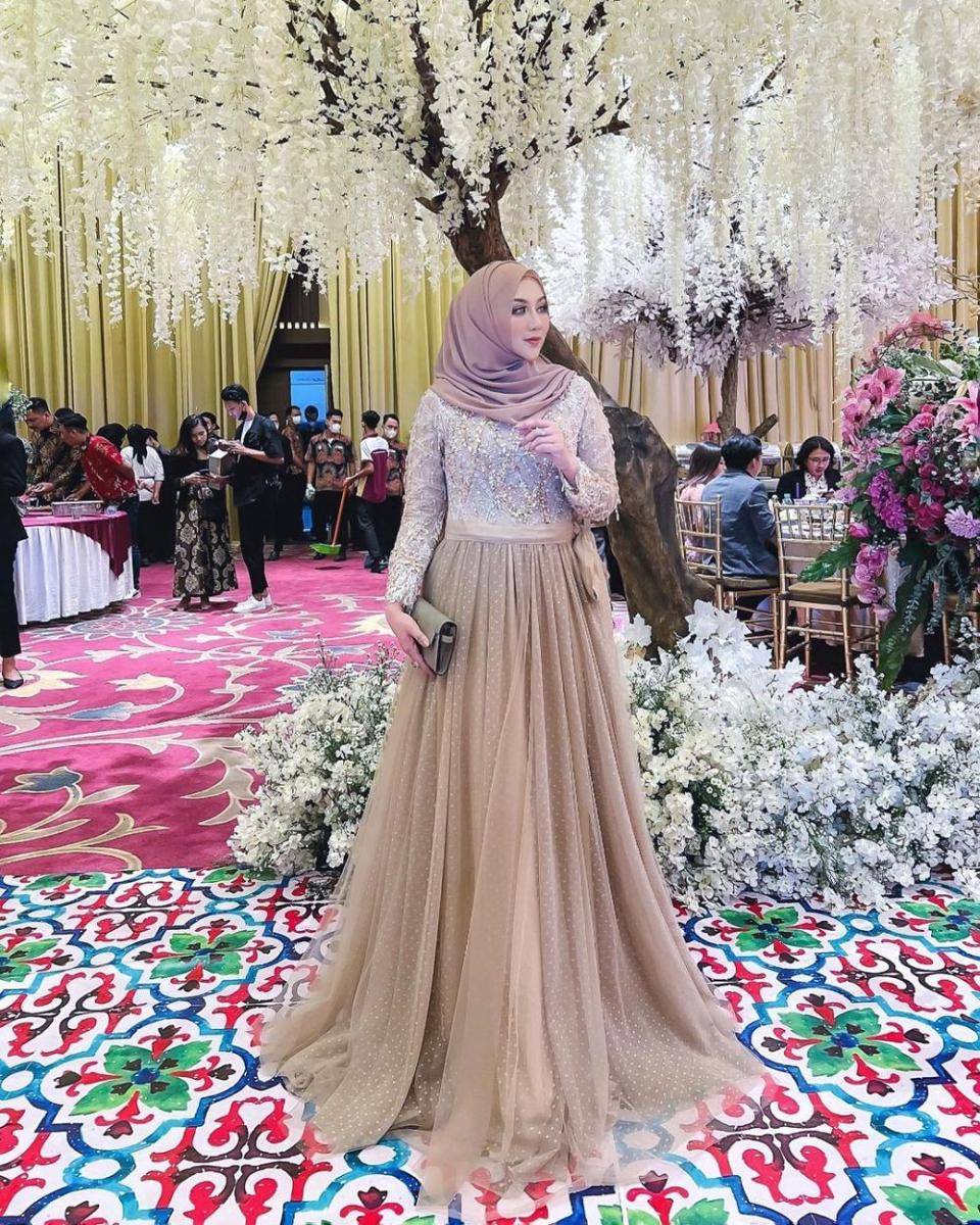 dress kondangan hijab glamor (instagram.com/ekaasyiqa)