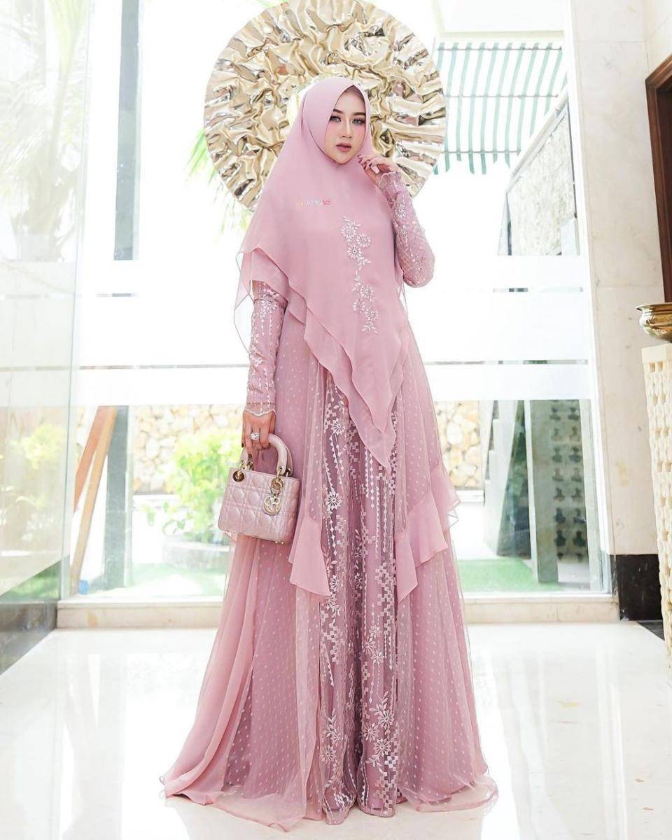 dress kondangan hijab glamor (instagram.com/ekaasyiqa)