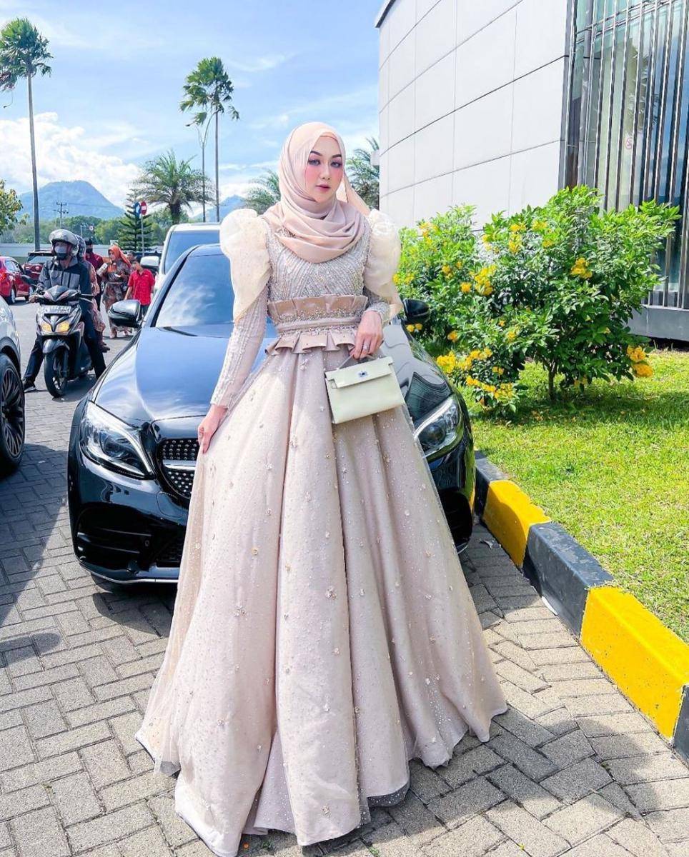 dress kondangan hijab glamor (instagram.com/ekaasyiqa)