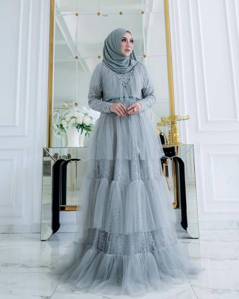 dress kondangan hijab glamor (instagram.com/ekaasyiqa)