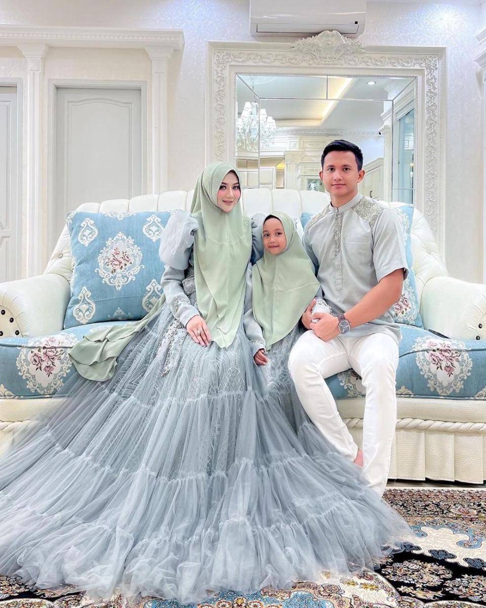 dress kondangan hijab glamor (instagram.com/ekaasyiqa)