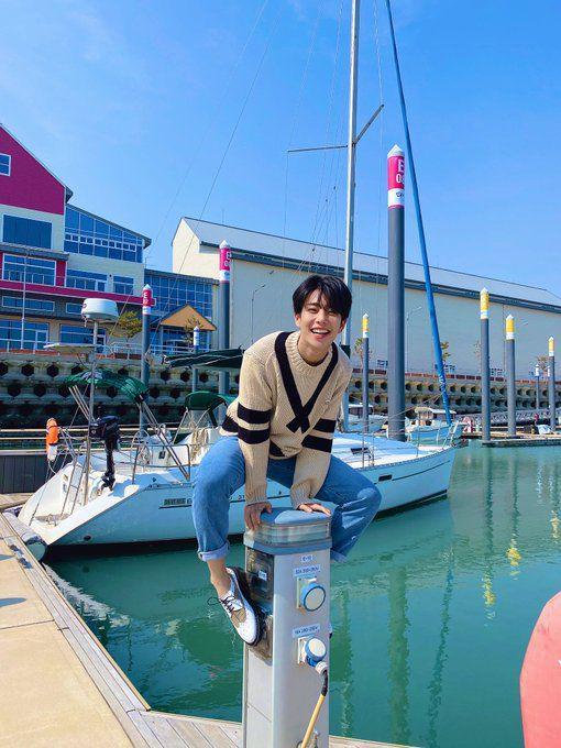 Ide outfit ala MJ ASTRO (twitter.com/offclASTRO)