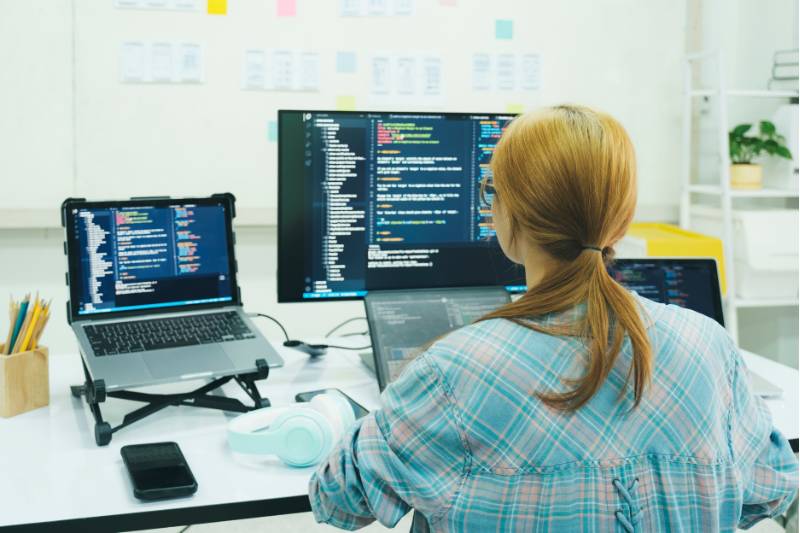 Terjadi perbaikan server sebagai penyebab OVO tidak bisa transfer (canva.com)