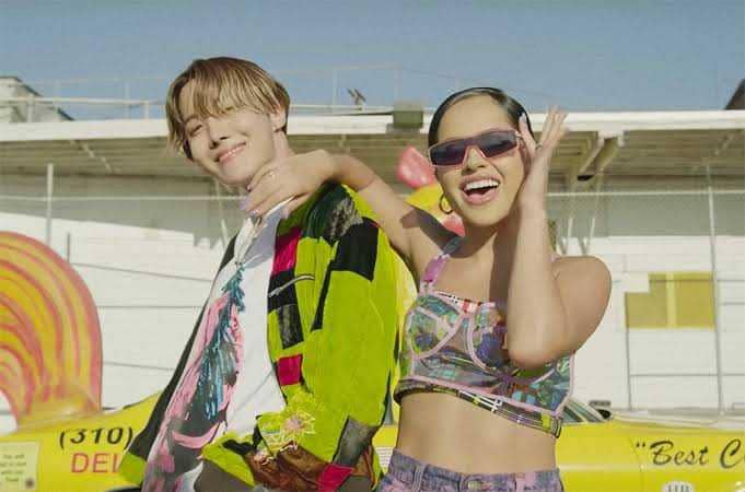 J-Hope BTS dan Becky G. (billboard)