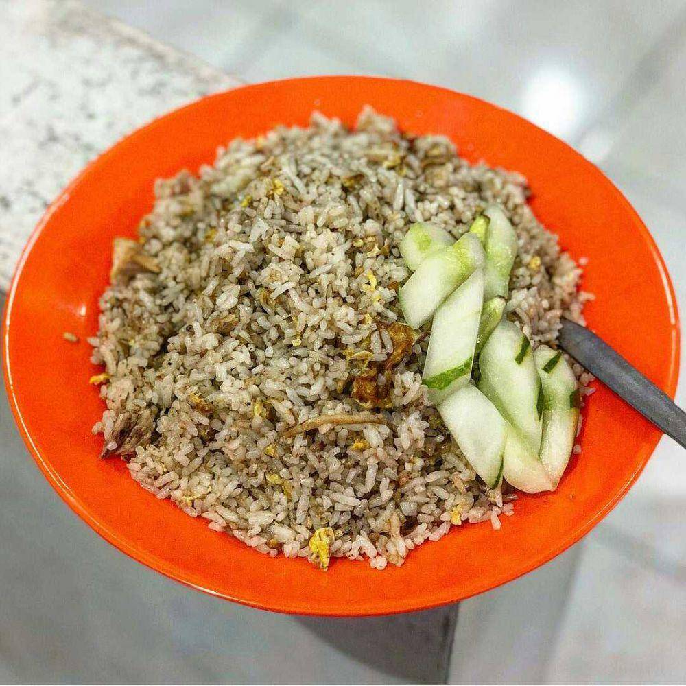 nasi goreng ikan asin (instagram.com/duniakulinersurabaya)