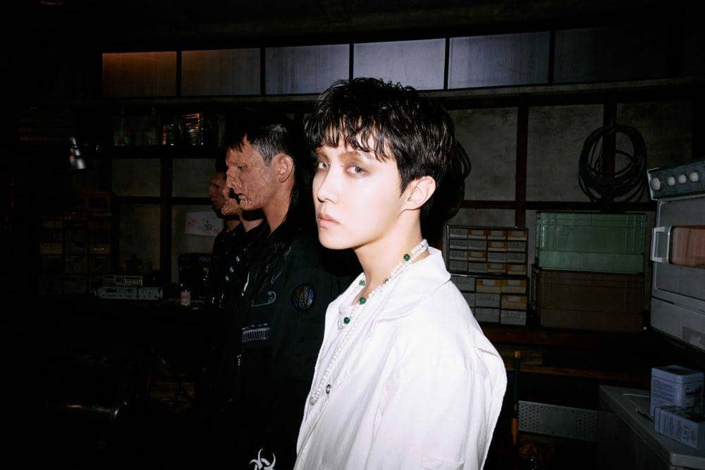 J-Hope dalam foto teaser album. (twitter/BIGHIT MUSIC)