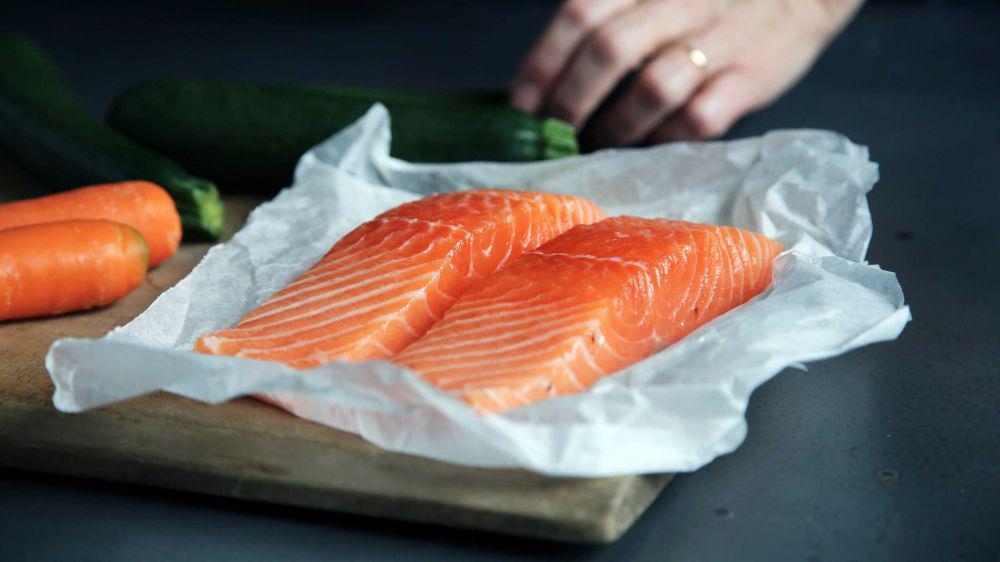 ilustrasi salmon mentah (unsplash.com/@carolineattwood)