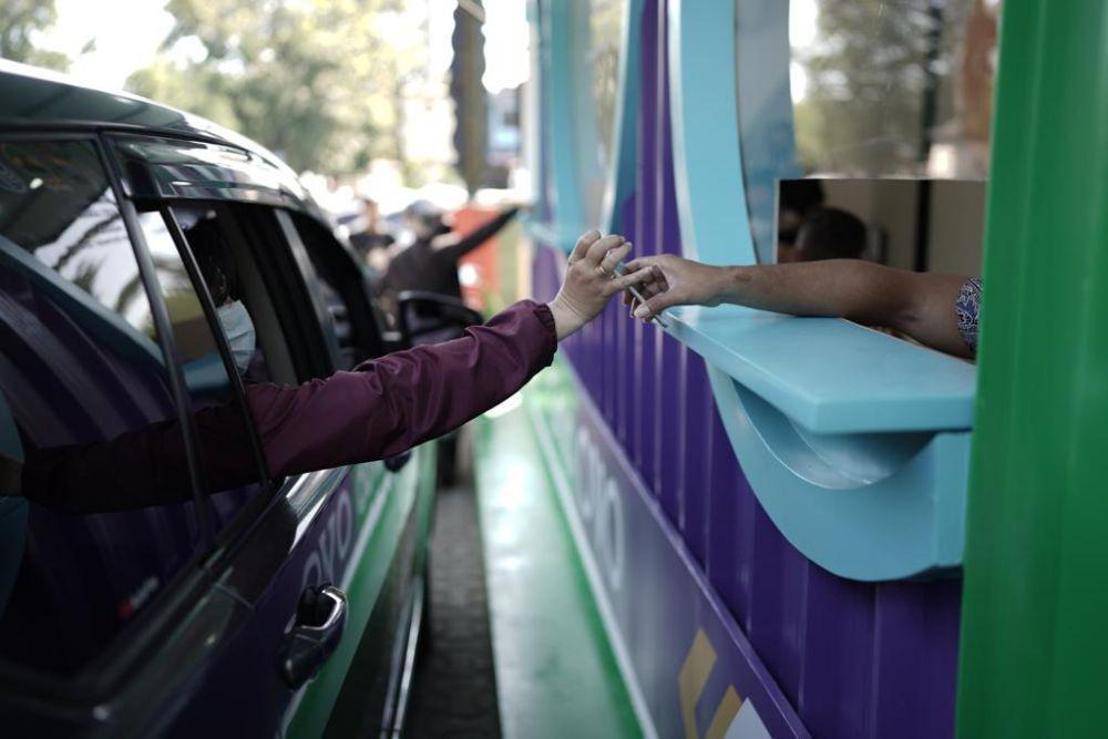 Warga Kota Surakarta memanfaatkan pembayaran pajak daerah melalui Grab OVO Drive-Thru ETP di Galabo, Surakarta. (dok. Grab-OVO)