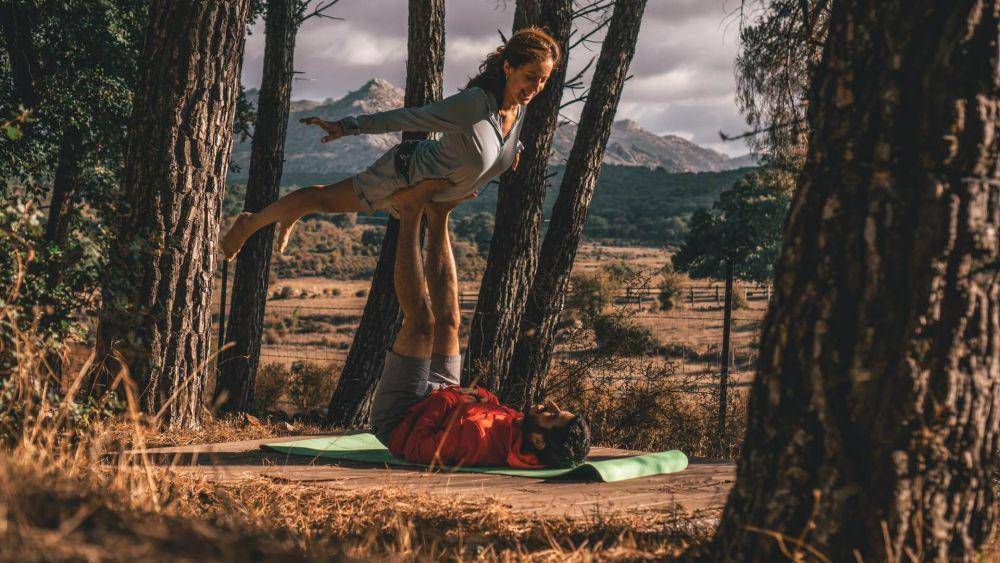 ilustrasi pasangan melakukan yoga bersama (unsplash.com/Lior Shapira)