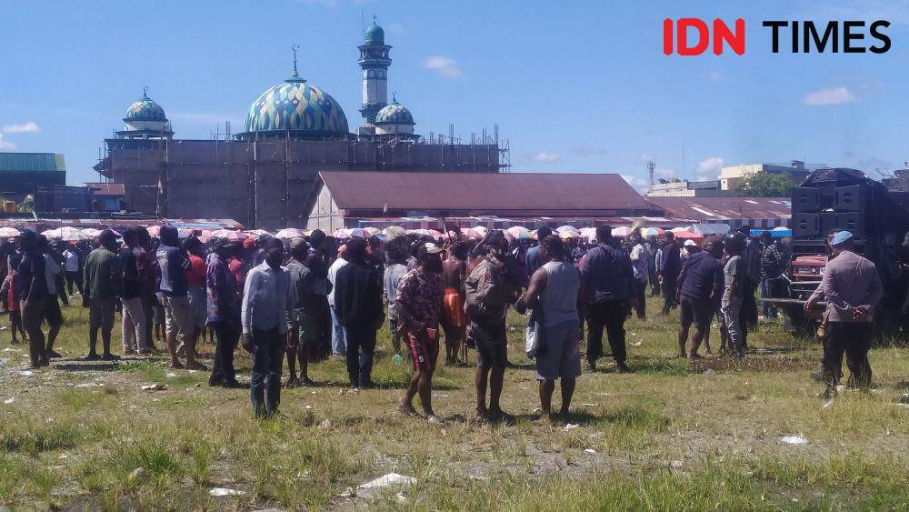Massa pendemo saat berada di lapangan eks pasar Swadaya Timika sebelum bergerak ke Kantor DPRD Mimika Ricky Lodar/ IDN Times