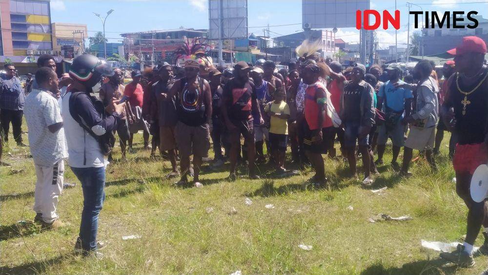 Massa pendemo saat berada di lapangan eks pasar swadaya Timika sambil menunggu massa yang akan berkumpul sebelum bergerak ke kantor DPRD Mimika Ricky Lodar/ IDN Times